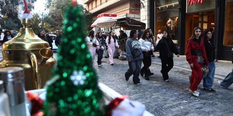 Εορταστικό ωράριο: Πώς θα λειτουργήσουν τα καταστήματα την Παραμονή Πρωτοχρονιάς