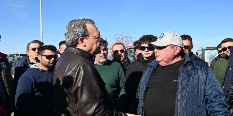 Φάμελλος στο μπλόκο των Μαλγάρων: «Η κυβέρνηση αντιμετωπίζει τους αγρότες σαν εχθρούς με αυταρχισμό και βία»