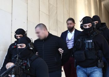 Φοινικούντα: Στην Ευέλπιδων οι δυο συλληφθέντες – Ενδεχόμενη εμπλοκή τρίτου συνεργού (βίντεο)