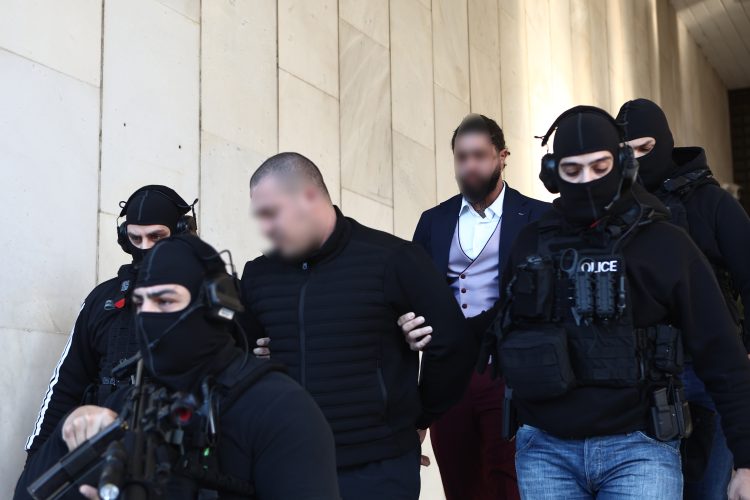 Φοινικούντα: Στην Ευέλπιδων οι δυο συλληφθέντες – Ενδεχόμενη εμπλοκή τρίτου συνεργού (βίντεο)