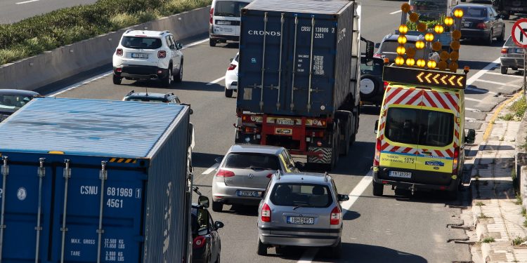«Τραβούν χειρόφρενο» και οι οδηγοί φορτηγών δημόσιας χρήσης (βίντεο)