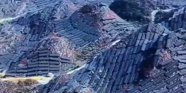 Απόκοσμο θέαμα στην Κίνα: Βουνά «ντύθηκαν» με ηλιακά πάνελ – Δείτε το βίντεο που σοκάρει