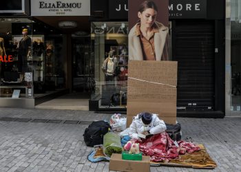 Φτώχεια 2025: Η Ελλάδα των ρεκόρ και η Ελλάδα που ξεπαγιάζει
