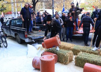 Γάλατα, άχυρα και καλαμπόκι στην κεντρική πλατεία της Λάρισας – Κλιμακώνουν τις κινητοποιήσεις οι οργισμένοι αγρότες