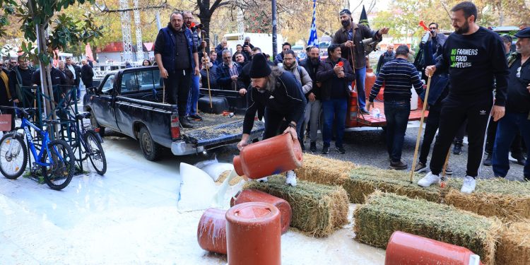 Γάλατα, άχυρα και καλαμπόκι στην κεντρική πλατεία της Λάρισας – Κλιμακώνουν τις κινητοποιήσεις οι οργισμένοι αγρότες