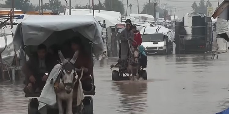 Κακοκαιρία στην Γάζα: Πλημμύρισαν μέχρι και οι σκηνές – Νεκρό μωρό από το κρύο (βίντεο)