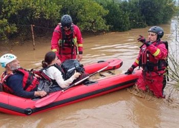 Κακοκαιρία Byron: Οικογένεια διασώθηκε με βάρκα από πλημμυρισμένο σπίτι στο Γύθειο