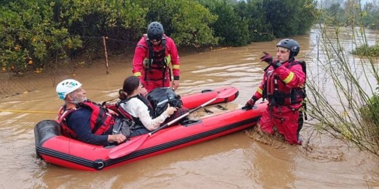 Κακοκαιρία Byron: Οικογένεια διασώθηκε με βάρκα από πλημμυρισμένο σπίτι στο Γύθειο