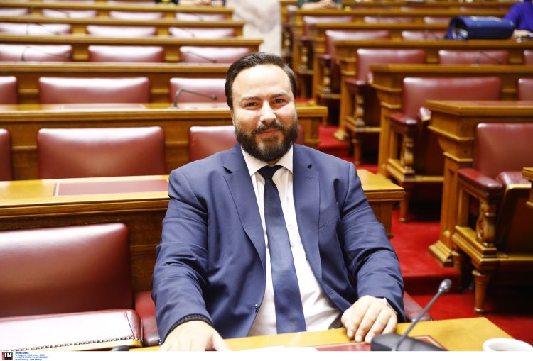 Γκολιδάκης: από ουζερί σε ουζερί, ξεψαχνίζει γειτονιές και… ποσοστά