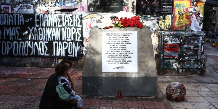 Αλέξανδρος Γρηγορόπουλος: Πολίτες τιμούν τη μνήμη του στα Εξάρχεια με λουλούδια