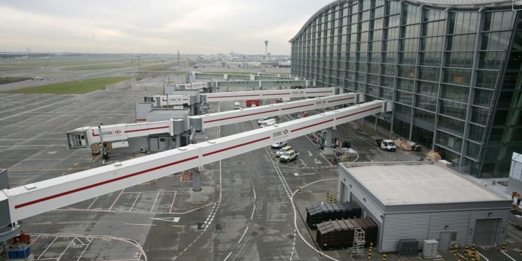 Χάος στο Χίθροου για ένα σπρέι πιπεριού: Πάνοπλος στρατός αστυνομικών έκλεισε αεροδρόμιο και μετρό (βίντεο)