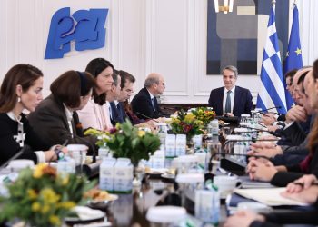 Η Χριστουγεννιάτικη σύναξη των αμφισβητιών του Μητσοτάκη
