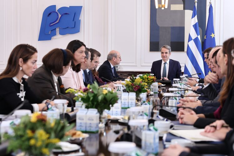 Η Χριστουγεννιάτικη σύναξη των αμφισβητιών του Μητσοτάκη