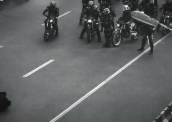 Ιράν: Ο «μοναχικός» διαδηλωτής απέναντι στην αστυνομία (βίντεο)