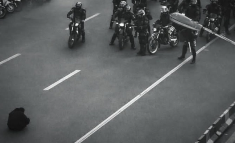 Ιράν: Ο «μοναχικός» διαδηλωτής απέναντι στην αστυνομία (βίντεο)