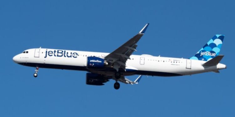 Καραϊβική: Στρατιωτικό των ΗΠΑ και πτήση της JetBlue στο ίδιο ύψος