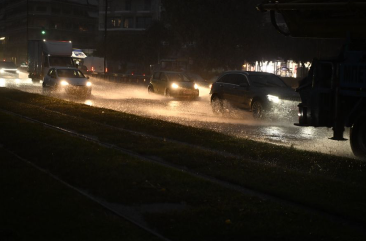 Σαρώνει ο Byron στην Αττική: Κλήσεις στην Πυροσβεστική από Ελευσίνα έως Μελίσια – Οι κλειστοί δρόμοι (φωτό, βίντεο)