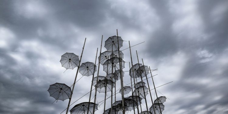 Σταδιακή βελτίωση του καιρού σήμερα – Πού θα επιμείνουν οι βροχές