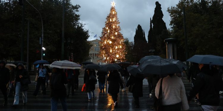 Καιρός: Ρεβεγιόν με ομπρέλες στο μεγαλύτερο μέρος της χώρας