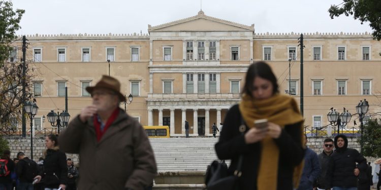 Καιρός: Ντυθείτε ζεστά – Τσουχτερό κρύο και πασπάλισμα χιονιού στην Αττική