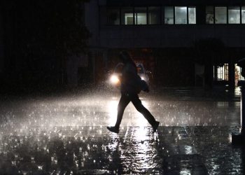 Σαρώνει ο Byron στην Αττική: Κλήσεις στην Πυροσβεστική από Ελευσίνα έως Μελίσια – Οι κλειστοί δρόμοι (φωτό, βίντεο)