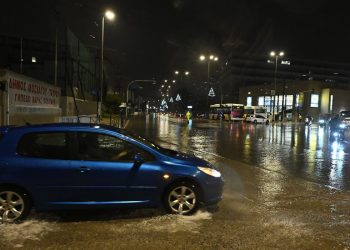 Πώς να προστατευτείς από κεραυνό όταν είσαι μέσα στο αυτοκίνητο