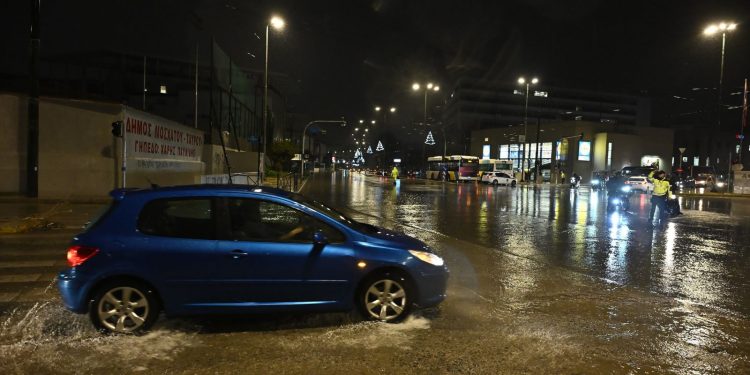 Πώς να προστατευτείς από κεραυνό όταν είσαι μέσα στο αυτοκίνητο