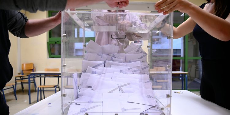 Δημοσκόπηση MRB: Φθορά μιας μονάδας για τη ΝΔ – Δημοφιλέστερη αρχηγός η Ζωή Κωνσταντοπούλου