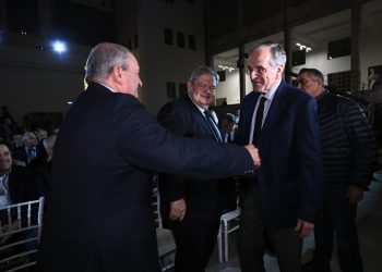 Δείτε ζωντανά τις ομιλίες του Κώστα Καραμανλή και του Ευάγγελου Βενιζέλου στο Kαπνεργοστάσιο (live)