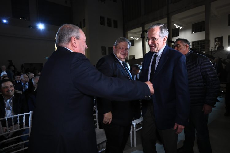 Δείτε ζωντανά τις ομιλίες του Κώστα Καραμανλή και του Ευάγγελου Βενιζέλου στο Kαπνεργοστάσιο (live)