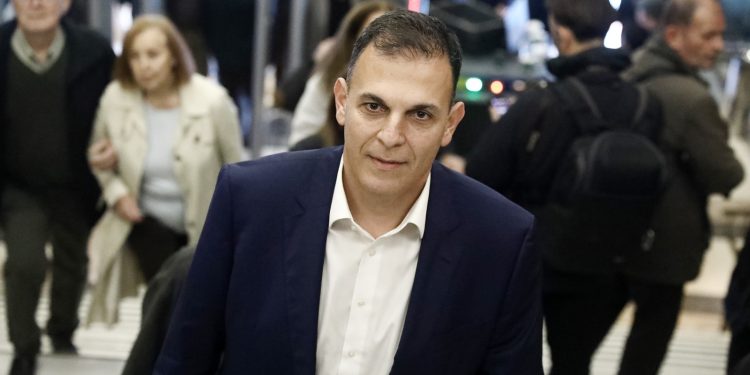 Γιώργος Καραμέρος για Τσίπρα: Αρχηγού παρόντος πάσα αρχή παυσάτω (βίντεο)