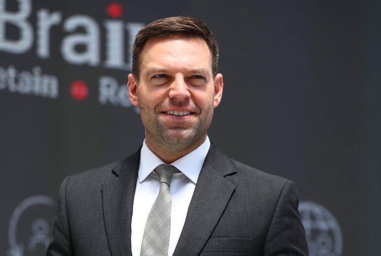 Κασσελάκης κατά Καραχάλιου: «Να αφήσει τις οικογένειες των Τεμπών ήσυχες»