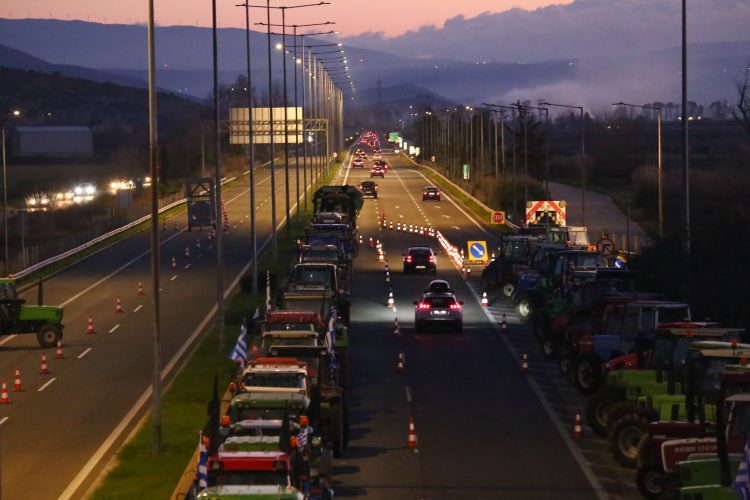 Μπλόκα, εκτροπές και πολύωρη ταλαιπωρία στις εθνικές οδούς: Οι χάρτες της τροχαίας και η πραγματικότητα