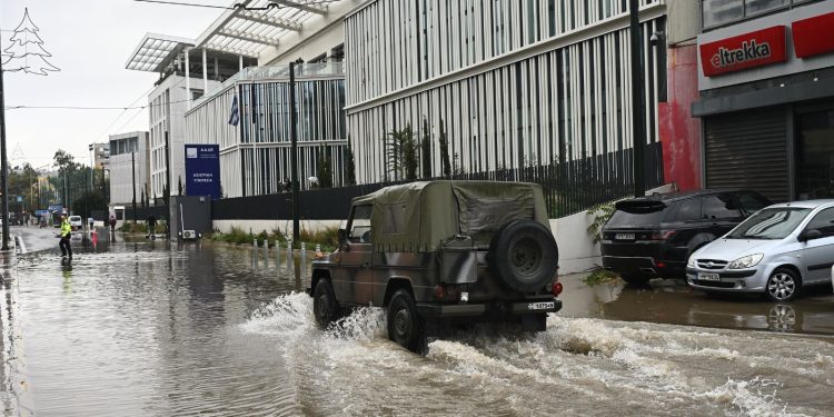 Πλημμύρισε η Αθήνα παραμονή Χριστουγέννων – Σοβαρά προβλήματα σε όλη την Αττική (βίντεο)