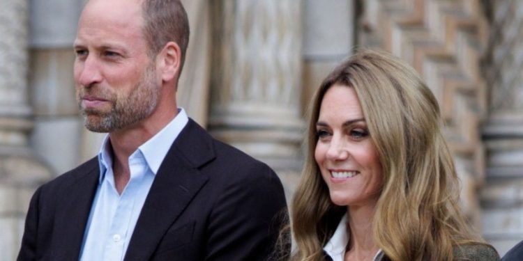 Ουίλιαμ και Κέιτ ποζάρουν με τα παιδιά τους για τη φετινή χριστουγεννιάτικη κάρτα