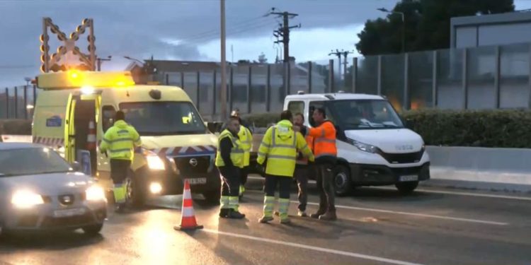 Χάος στον Κηφισό από ανατροπή φορτηγού μετά από τροχαίο – Δύο τραυματίες