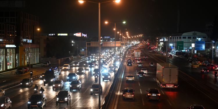 Κυκλοφοριακό χάος στους δρόμους της Αττικής – Στο «κόκκινο» Κηφισός και Αττική Οδός