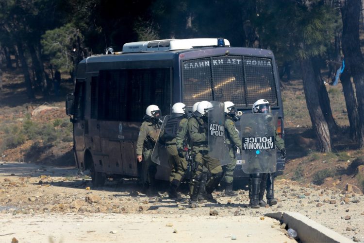 Κλούβα των ΜΑΤ παίρνει καροτσάκι τρακτέρ (βίντεο)