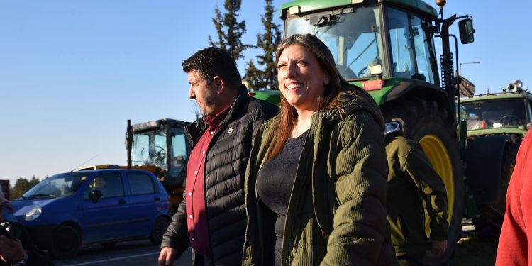 Κωνσταντοπούλου στο μπλόκο της Νίκαιας: «Εγκληματική οργάνωση είναι η κυβέρνηση»