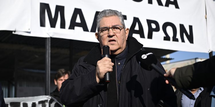 Στα μπλόκα των αγροτών σε Μπράλο και Αταλάντη ο Δημήτρης Κουτσούμπας