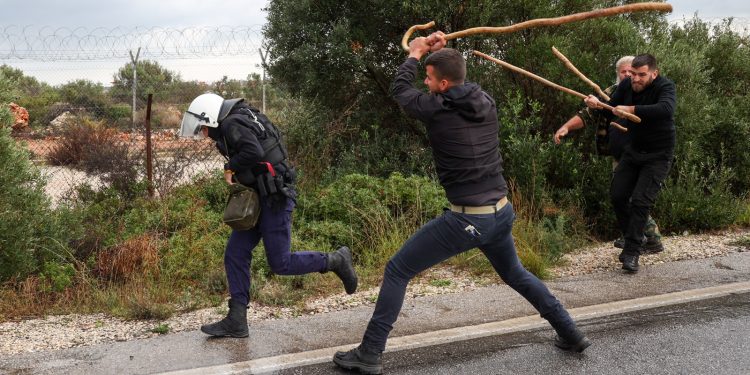 «Μάχη» στην Κρήτη: Οι αγρότες πήραν στο κυνήγι τους αστυνομικούς – Αναποδογύρισαν περιπολικό (βίντεο)