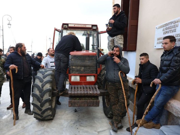 «Δείξαμε τη δύναμή μας στο αεροδρόμιο» λένε οι αγρότες – Κλιμακώνονται οι αντιδράσεις σε όλη την Ελλάδα