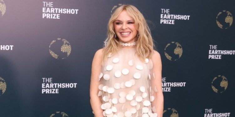 Η Κάιλι Μινόγκ κατακτά για 11η φορά την κορυφή των βρετανικών charts