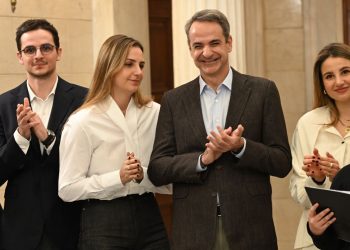 Τα κάλαντα στον Πρωθυπουργό και τον Πίνατ… με χριστουγεννιάτικο λουκ