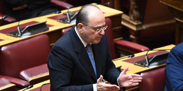 Επίθεση Λαζαρίδη σε Κωνσταντοπούλου: Με λέει γυμνοσάλιαγκα και βρομοΠΑΣΟΚο – Είναι η ντροπή της Βουλής (βίντεο)