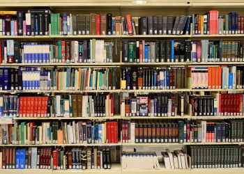 Γαλλία: Καταγγελίες για αντικατάσταση μεταφραστών από AI