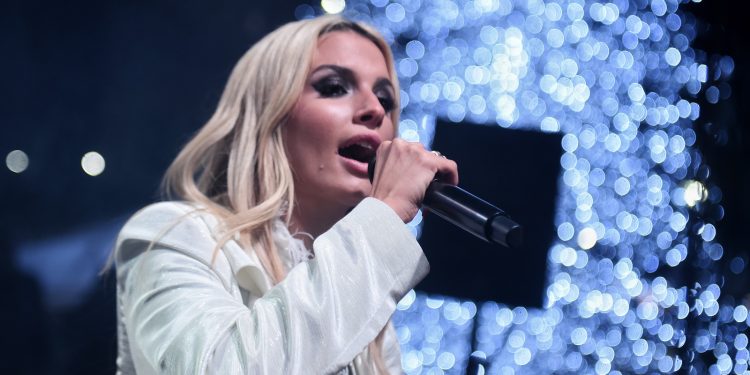 Και η Κατερίνα Λιόλιου στα μπλόκα των αγροτών – Τους τραγούδησε το «Νοικιάστηκε»