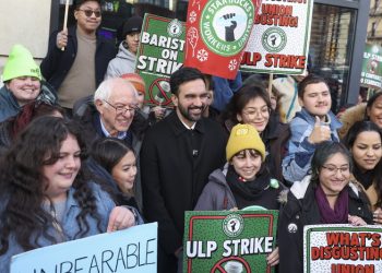 Μεγάλη νίκη για τους εργαζομένους των Starbucks – Στο πλευρό τους Mamdani και Sanders (βίντεο)