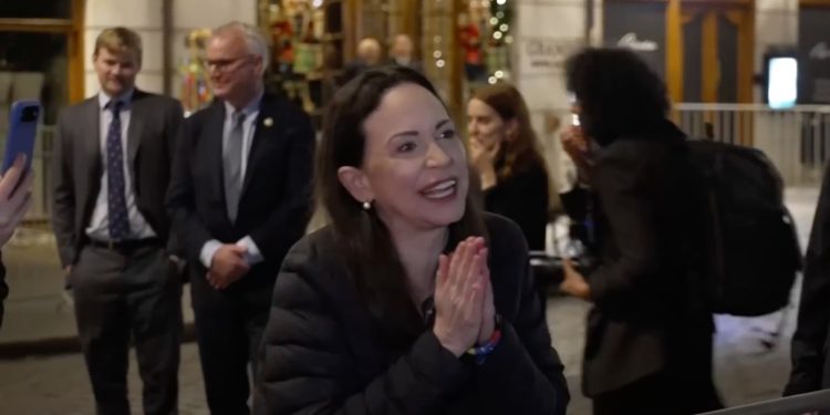 H επανεμφάνισή της Μαρία Κορίνα Ματσάδο μετά την απονομή του Νόμπελ στο Όσλο (βίντεο)