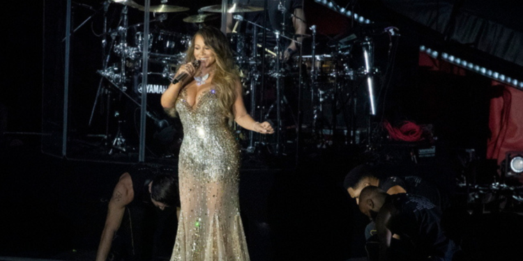 Mariah Carey: Το «αστρονομικό» ποσό που κερδίζει ετήσια από το «All I Want For Christmas Is You»